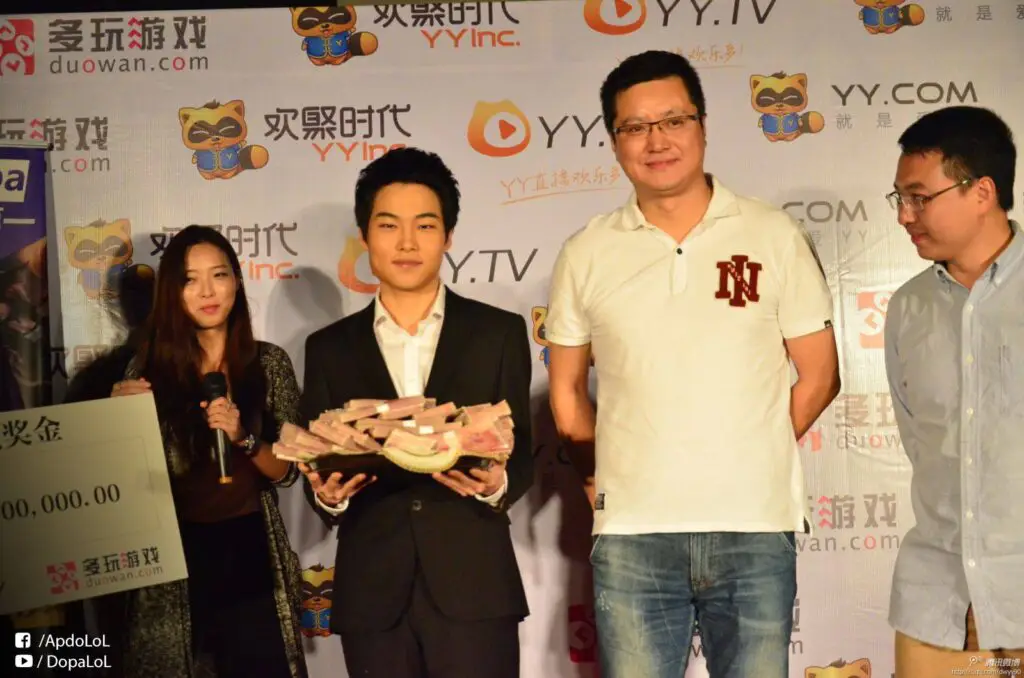 Dopa with his award for completing the Chinese Challange