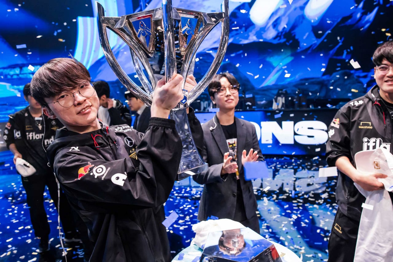 Faker with a trophy